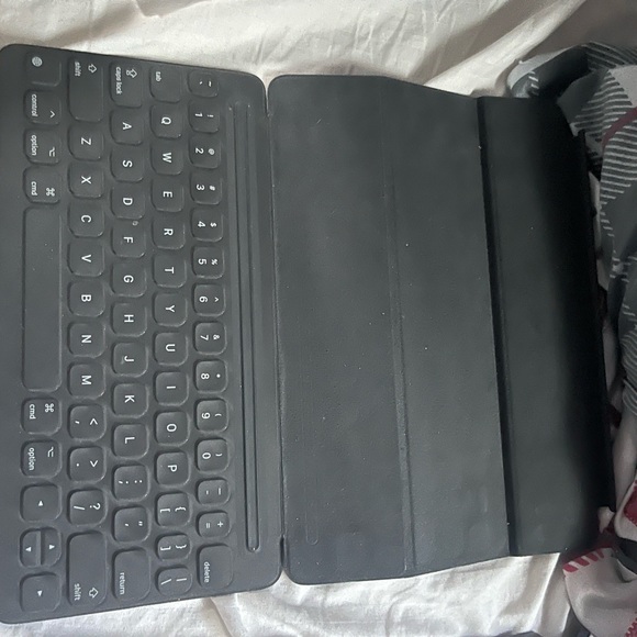 iPad 8th Gen with Apple Magic Keyboard -32GB - Picture 7 of 7